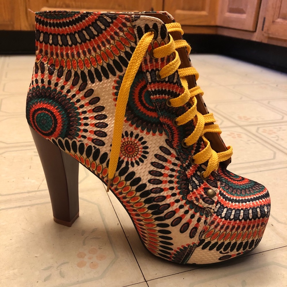 Qian Jin Bao Bei patterned platform lace up bootie